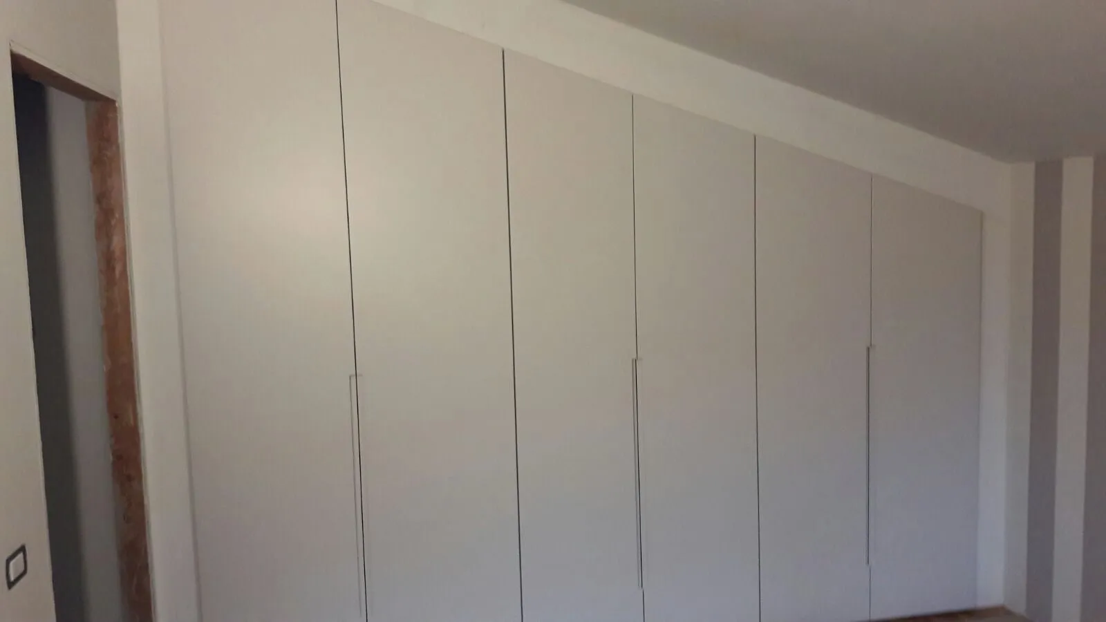 Armadio a muro su misura laccato bianco, montato a filo parete