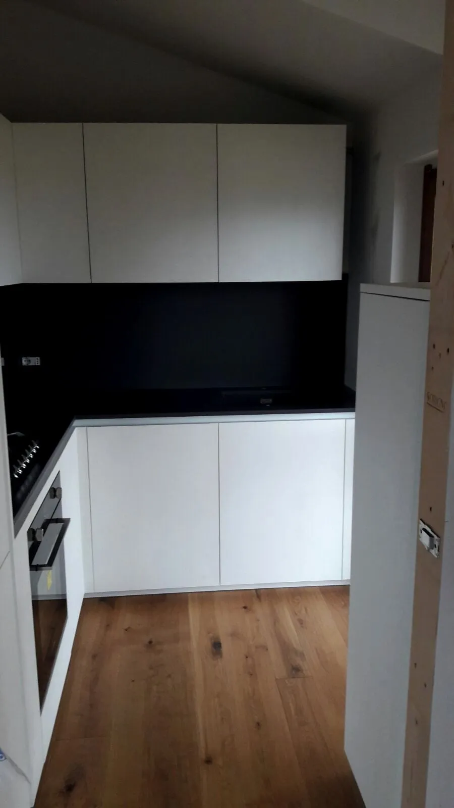 Cucina bianca su misura montata in un appartamento a Perugia