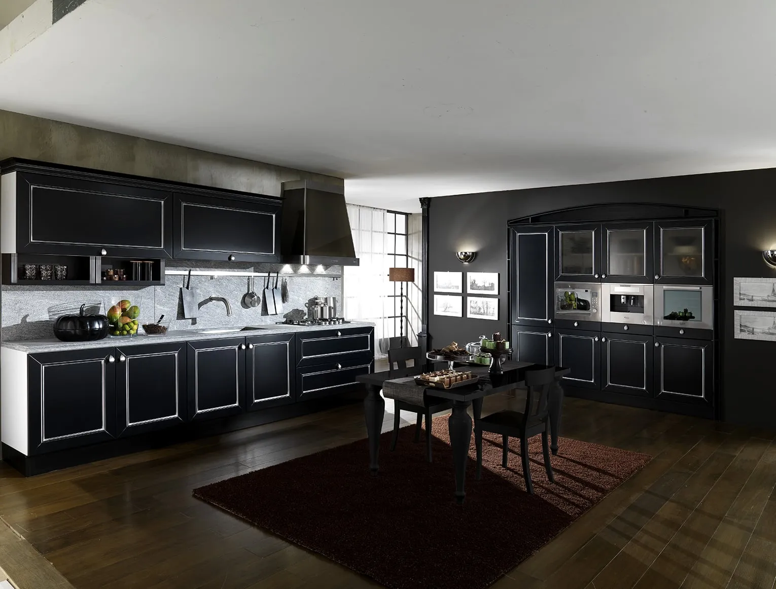 Cucina classica antracite con vetrine illuminate e tavolo da pranzo