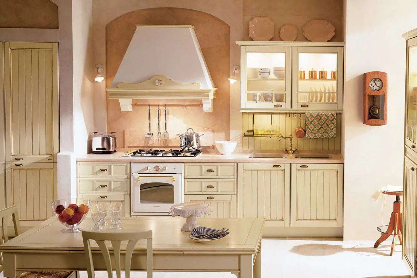 Cucina classica avorio con cappa ad arco e piano in pietra