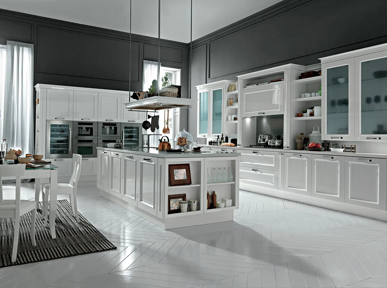 Cucina classica bianca con isola e sedie chiare, in una stanza molto luminosa