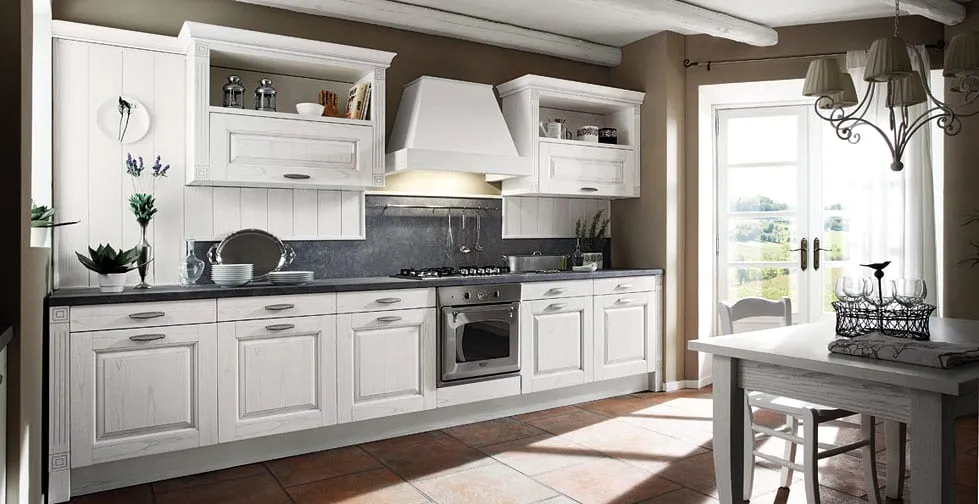 Cucina classica bianca lineare con maniglie in ceramica