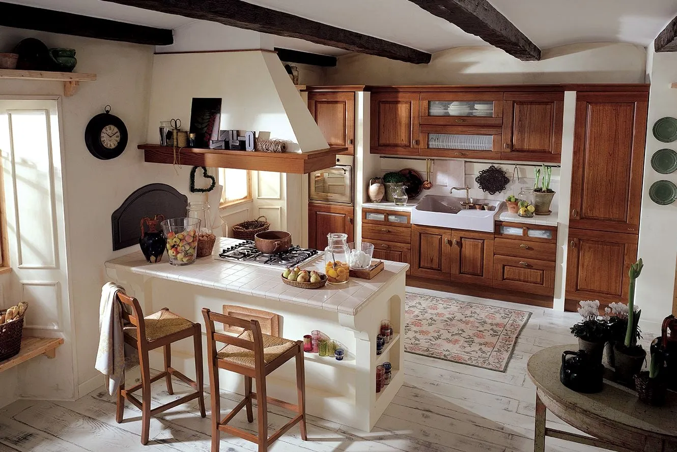 Cucina classica con isola in un casale umbro, sotto travi a vista