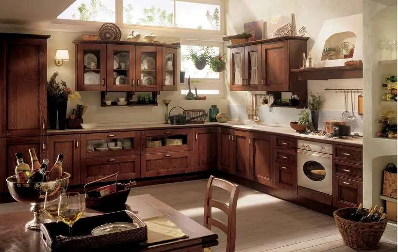 Cucina classica in castagno con lavastoviglie a scomparsa e vetrine