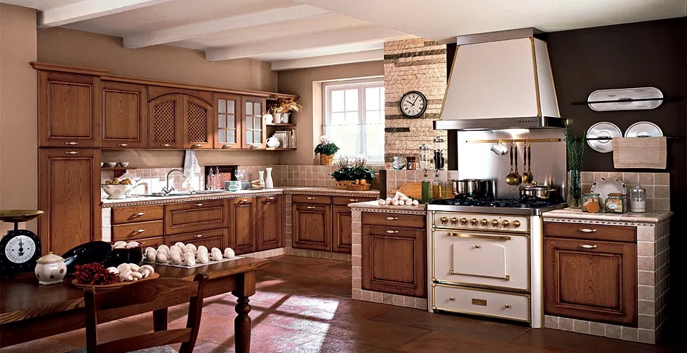Cucina classica in ciliegio con cappa in muratura e piano cottura professionale
