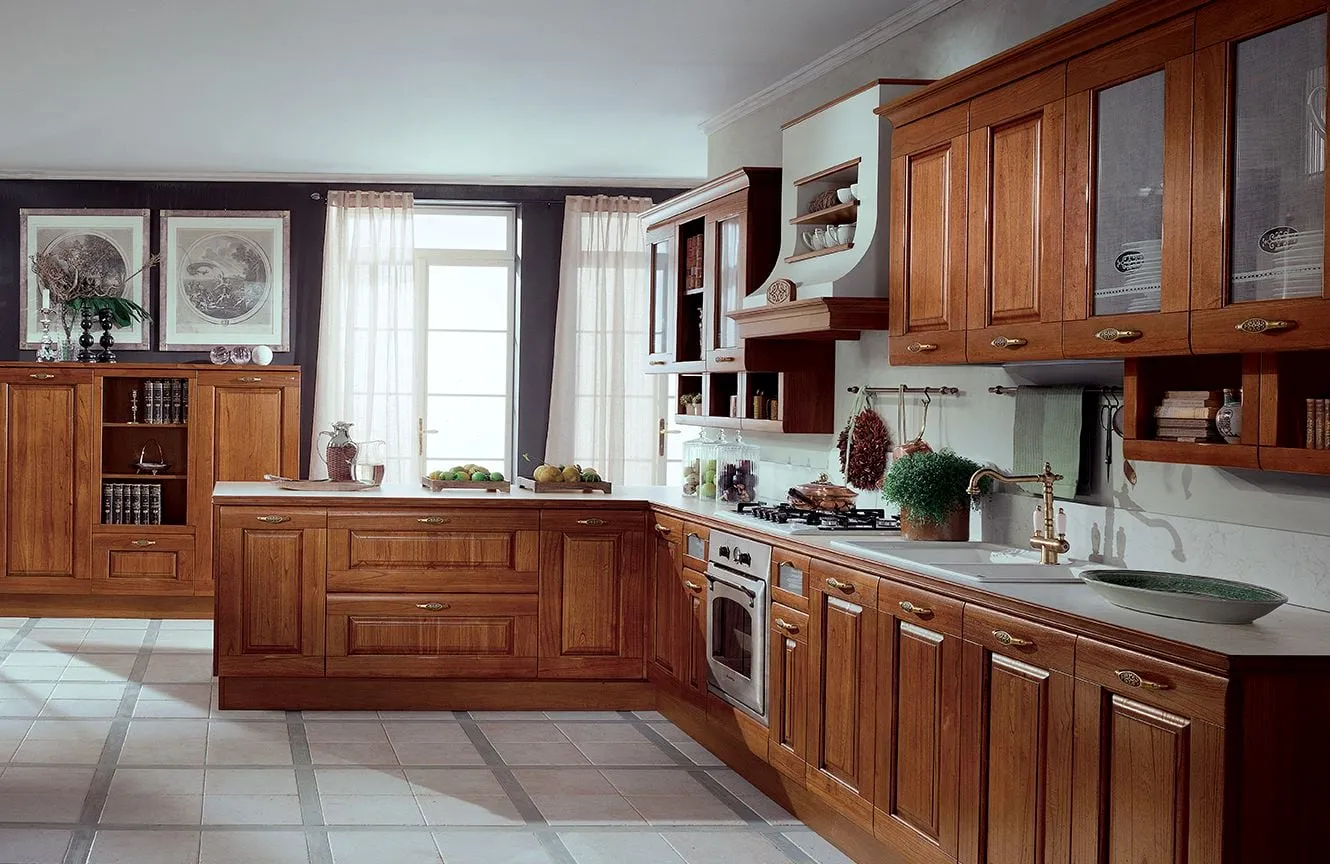 Cucina classica lineare in ciliegio con pensili a vetro