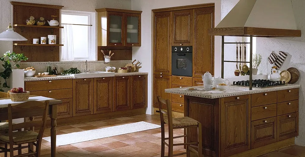 Cucina classica in noce con isola centrale e cucina a libera installazione