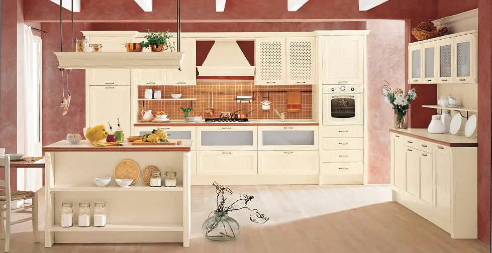 Cucina classica laccata con inserti rossi e piano in legno