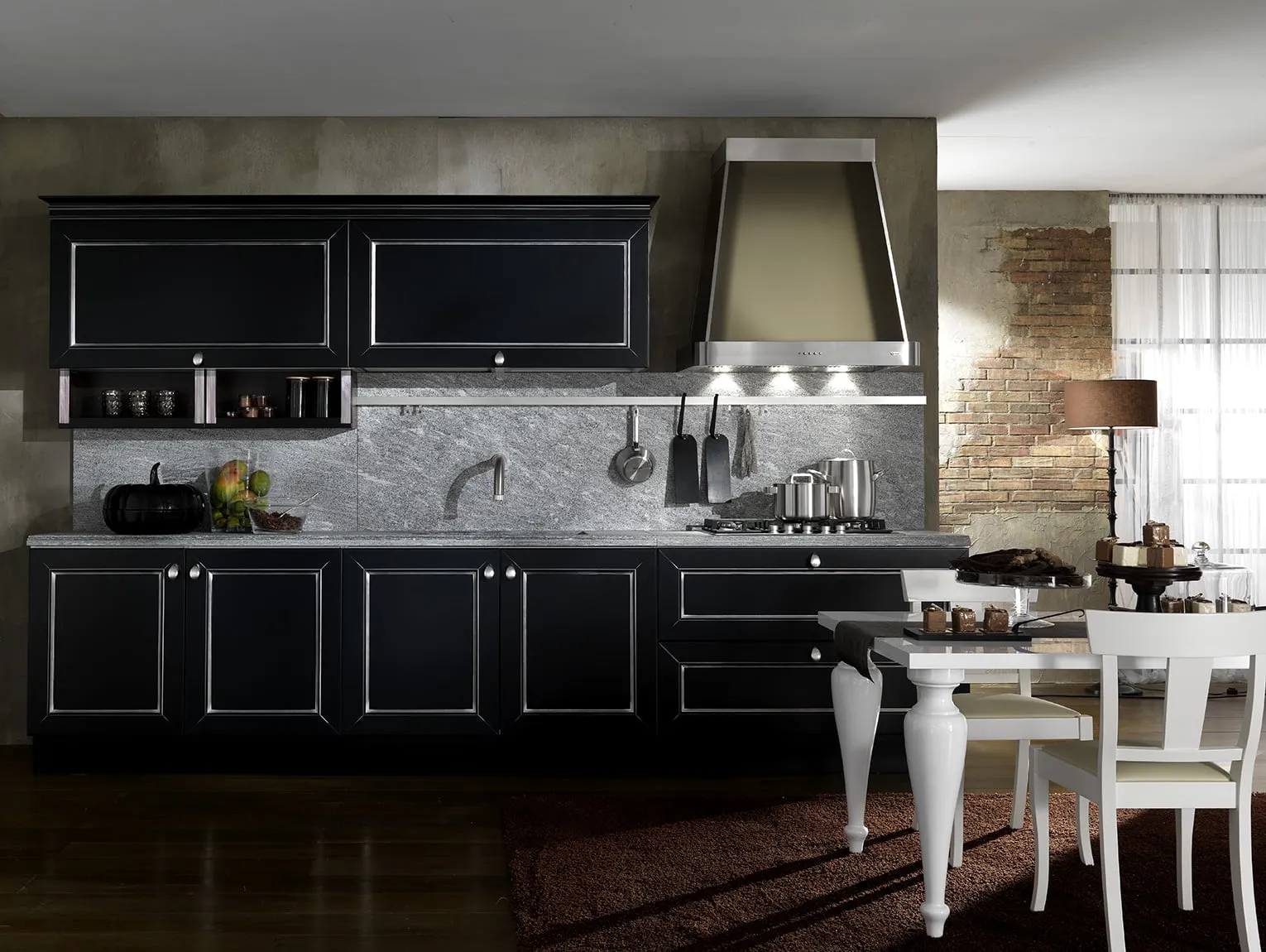 Cucina classica laccata nera con piano in marmo e tavolo tornito