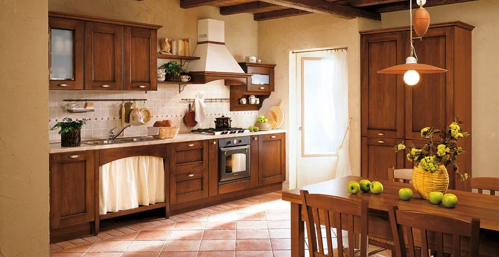 Cucina classica in noce con tavolo in legno e sedie impagliate