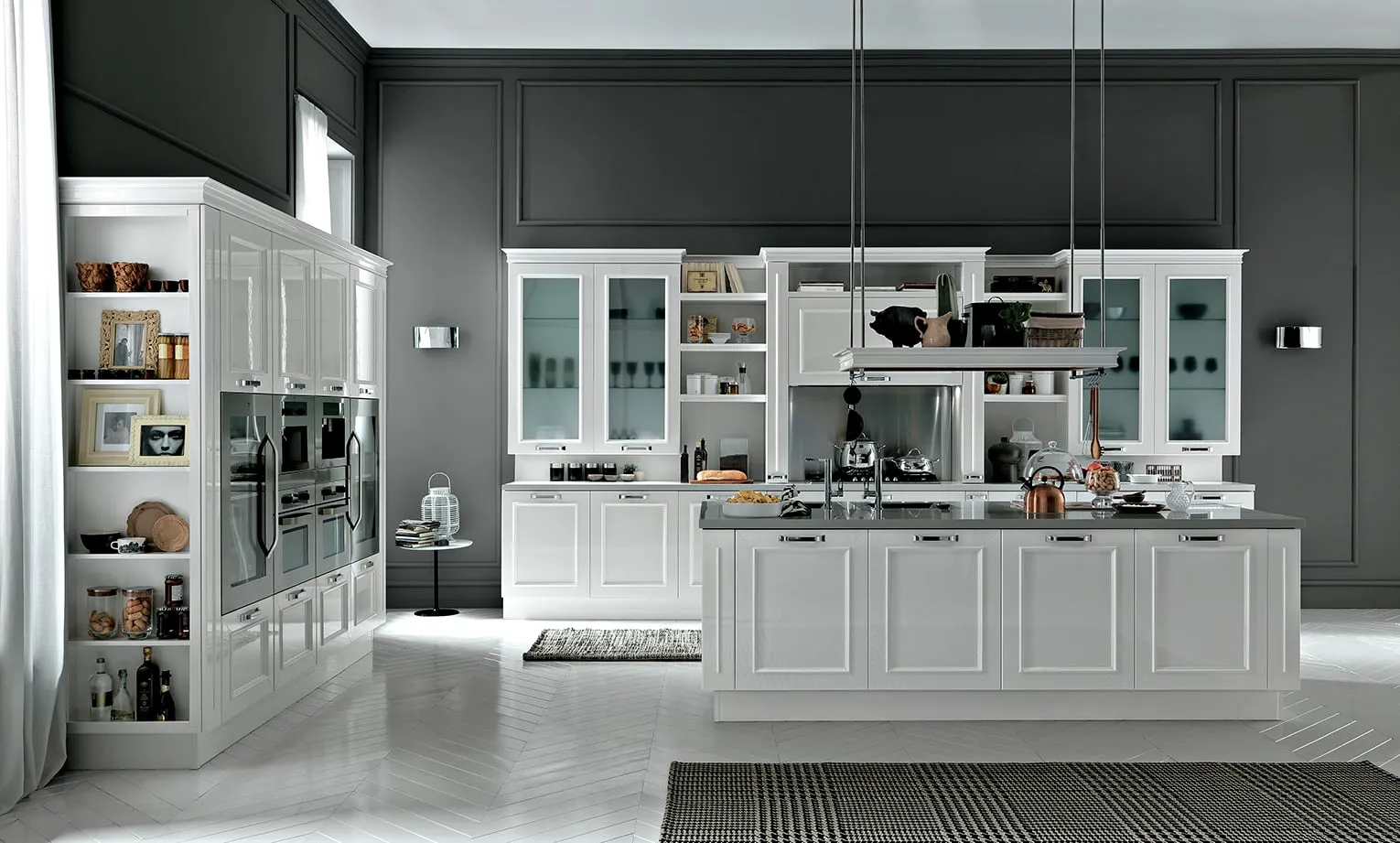 Cucina classica bianca con anta a telaio e vetrine, in un ambiente open space