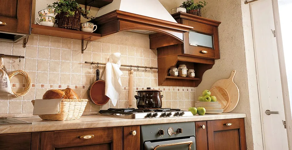Cucina classica rustica in legno con piano in pietra e ante a telaio