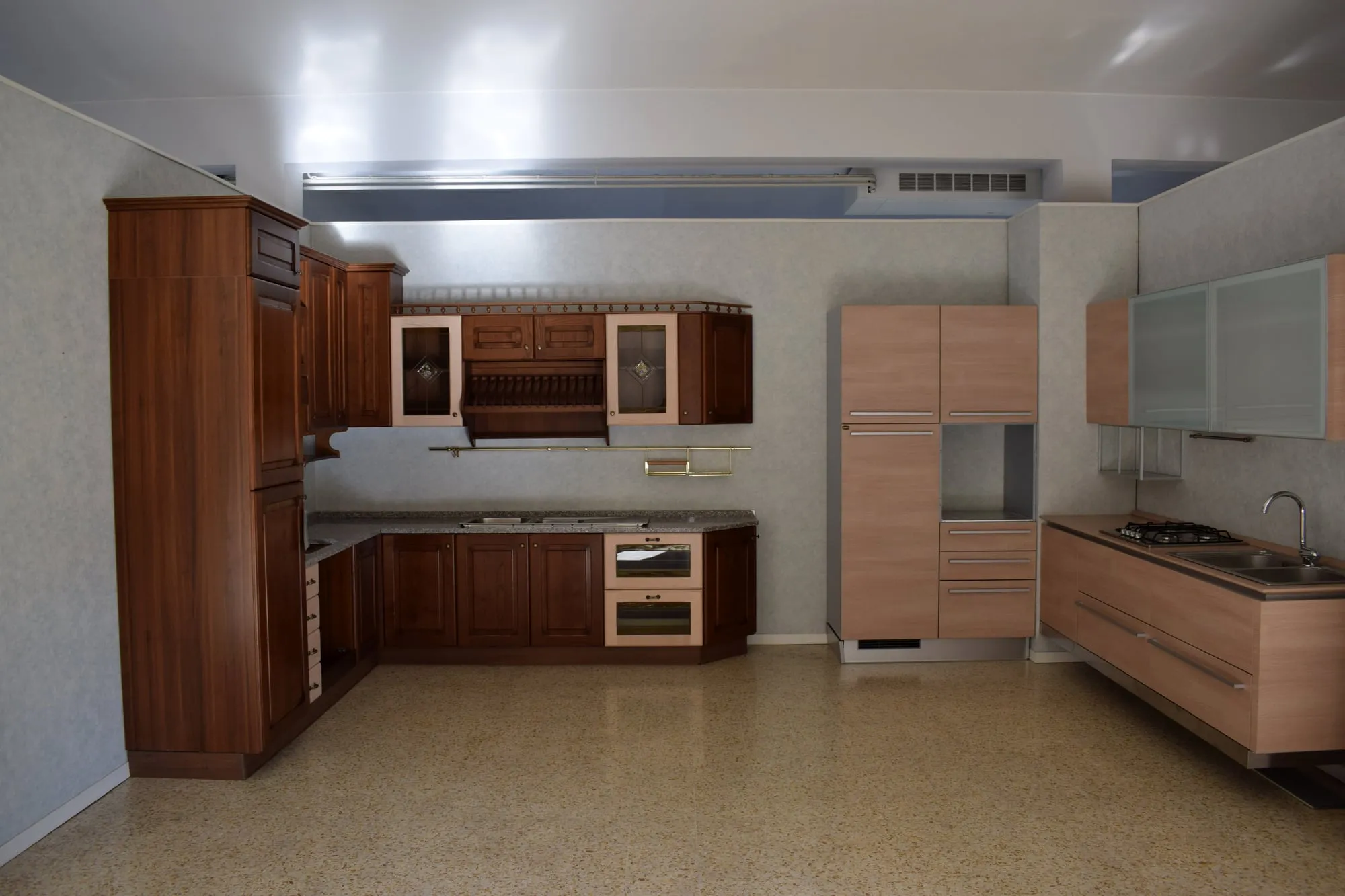 Una cucina smontata e riposta nel deposito, in attesa del rimontaggio