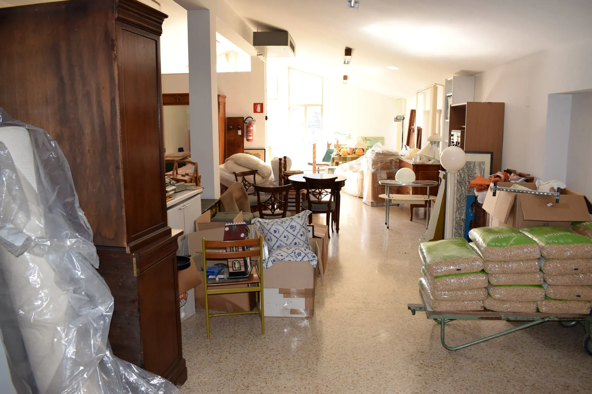 Mobili imballati e coperti dentro il deposito di Arredamenti Regnicoli a Perugia