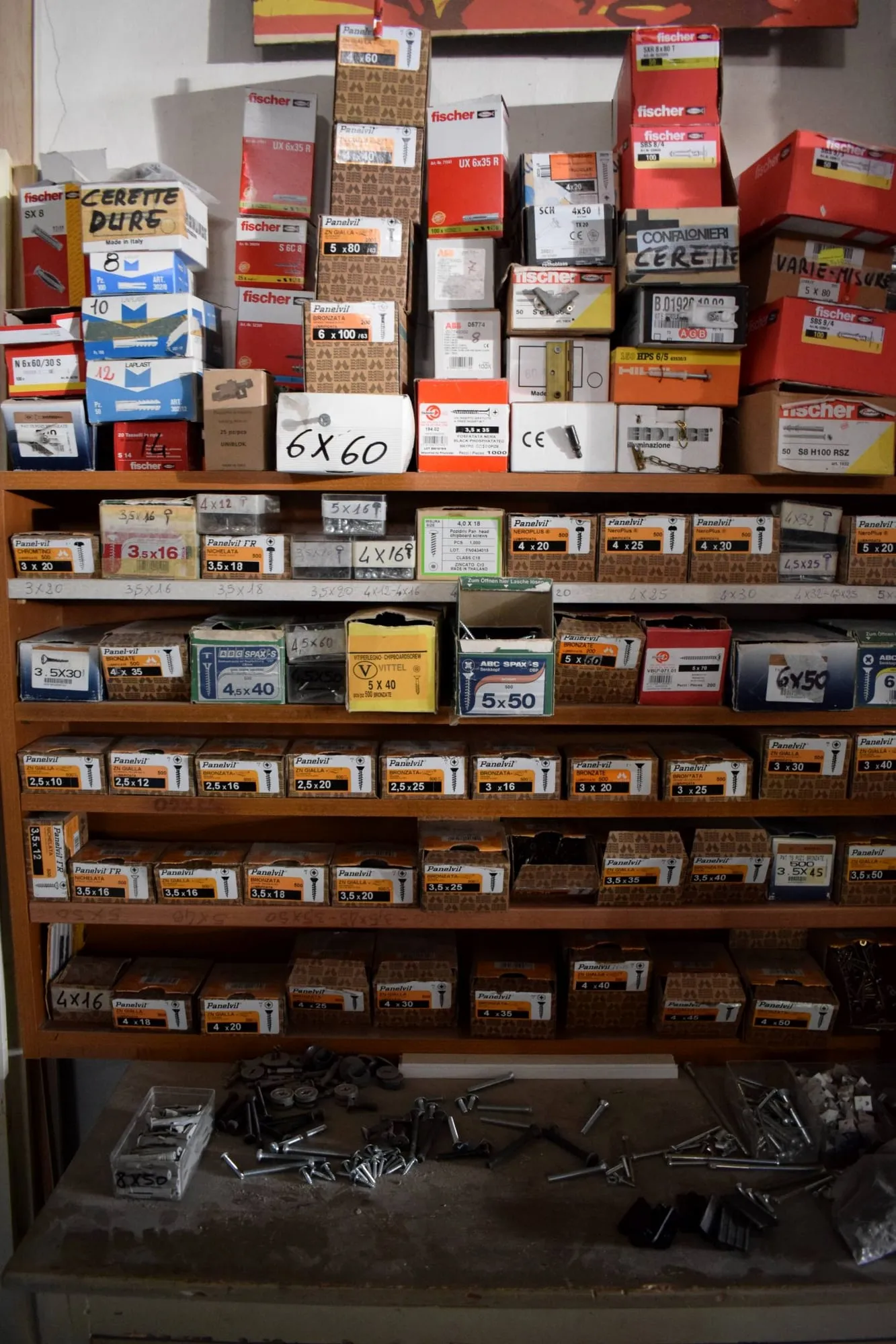 Le cassettiere della ferramenta, con viti e cerniere divise scomparto per scomparto