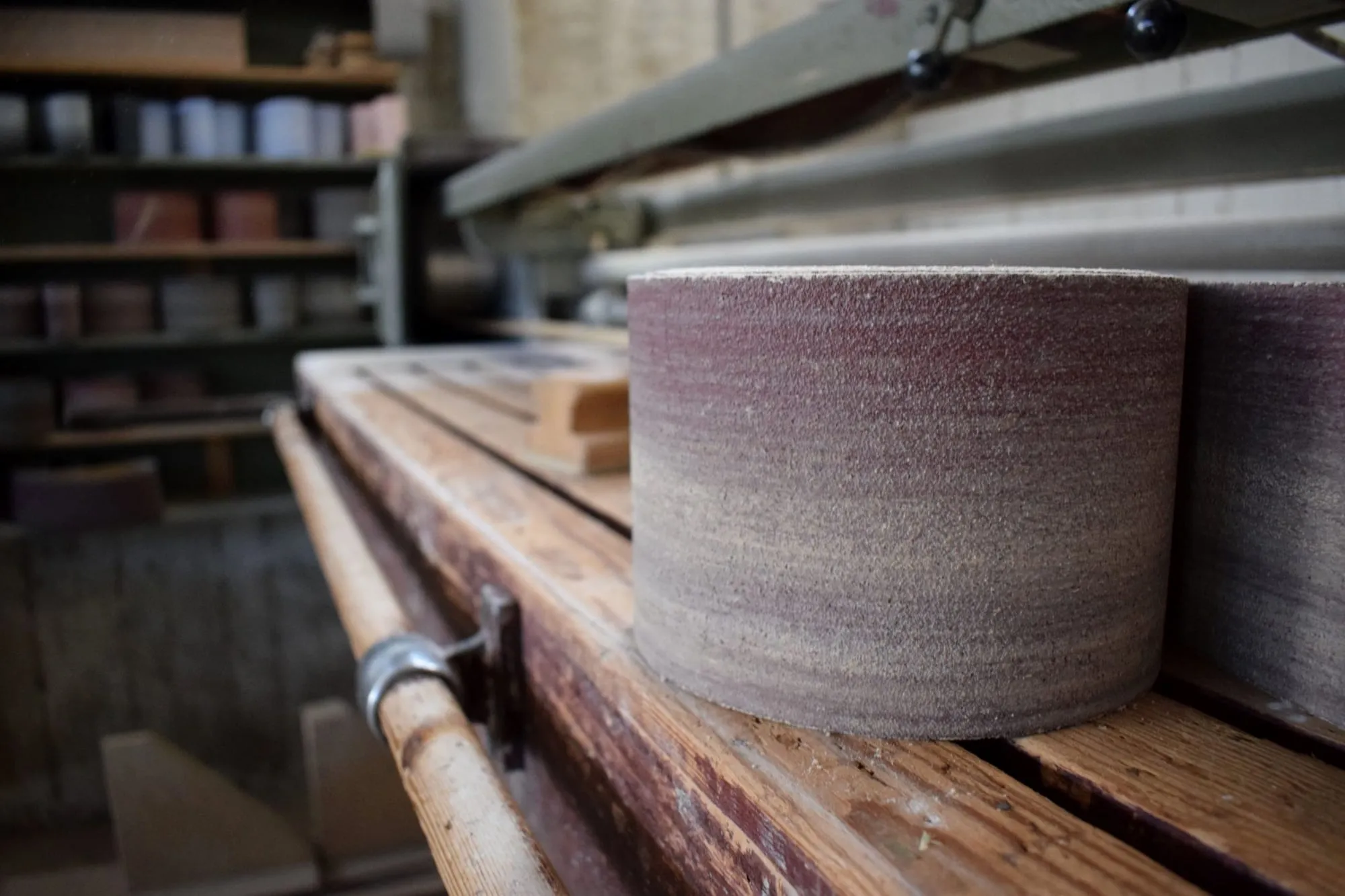 Un pezzo di legno massello sul banco, pronto per la lavorazione