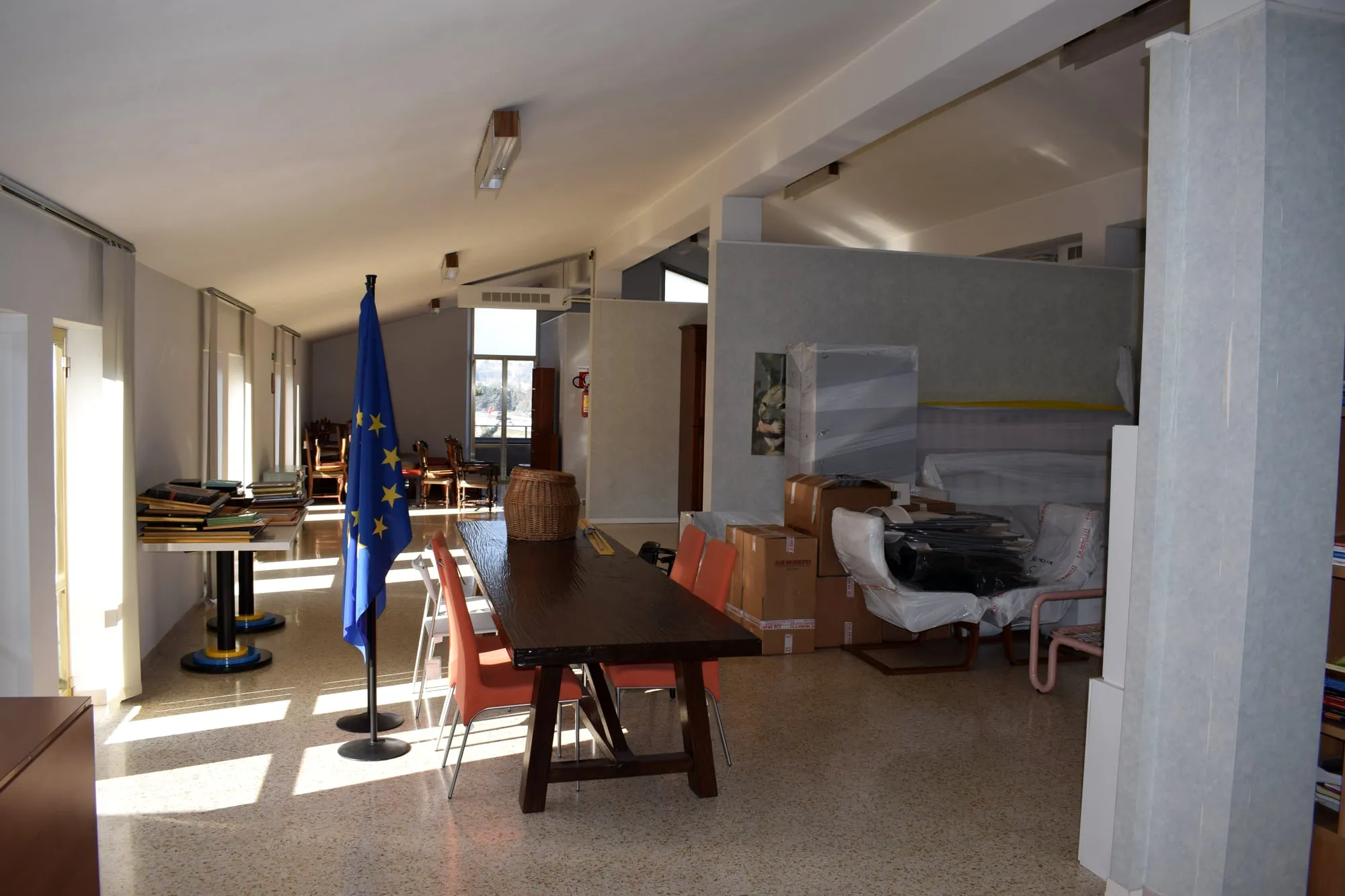 Un locale commerciale in affitto a Collestrada, ampio e con ingresso fronte strada