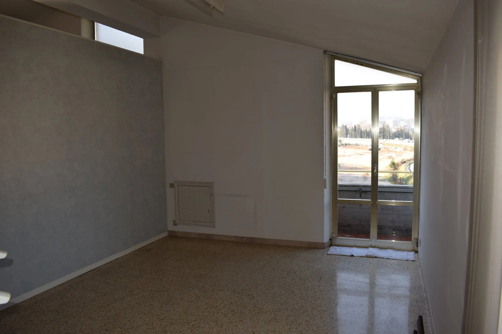 Locale commerciale vuoto pronto da allestire, a Collestrada