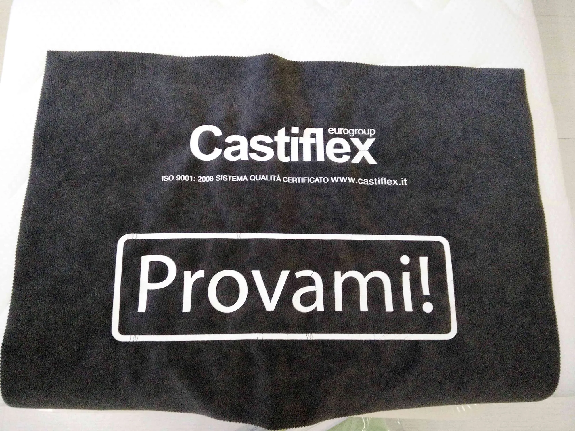 Il telo «Provami» di Castiflex, che si stende sul materasso durante la prova