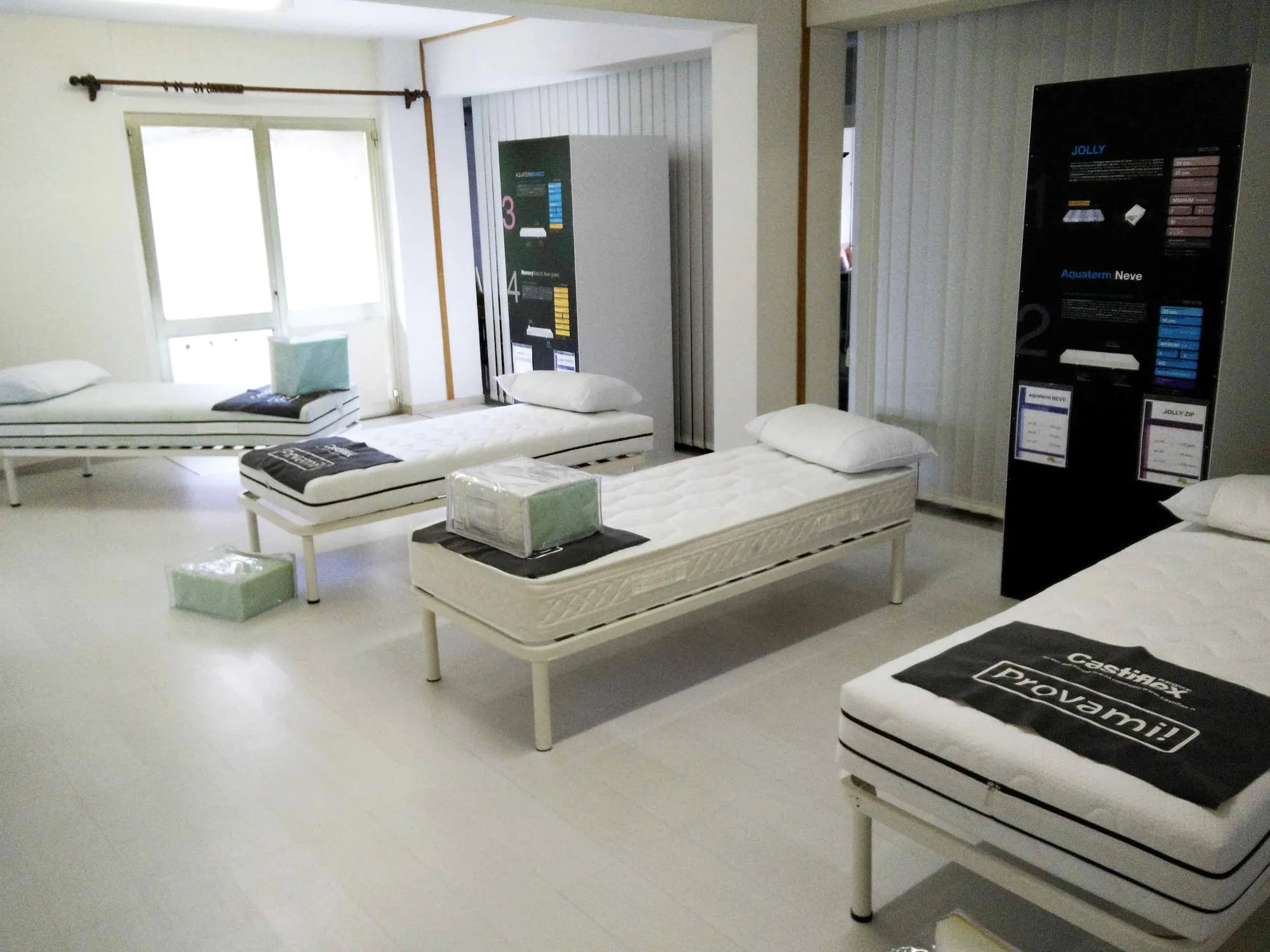 La zona prova materassi nello showroom di Collestrada