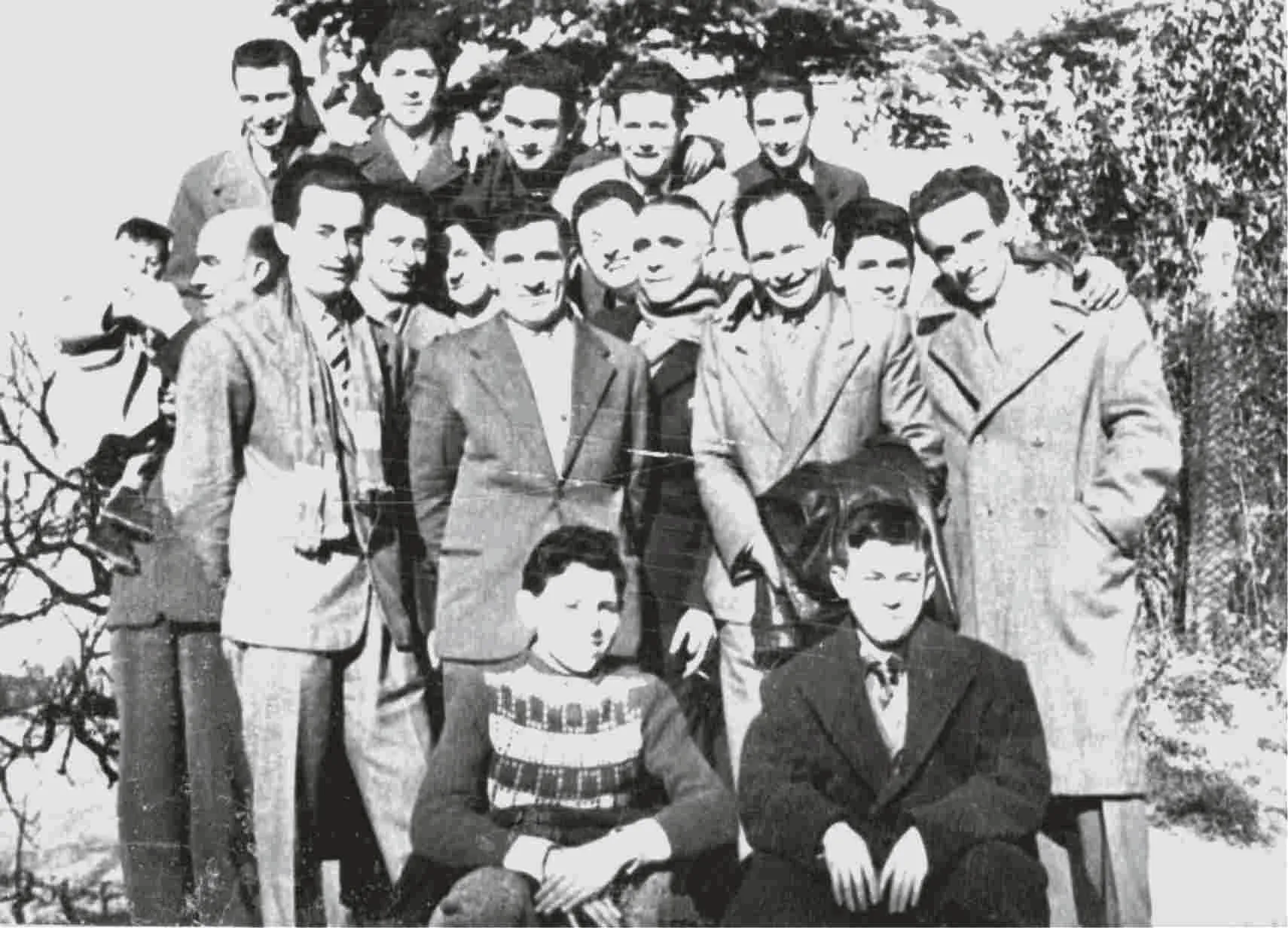 La famiglia Regnicoli in una fotografia d’epoca, davanti alla bottega