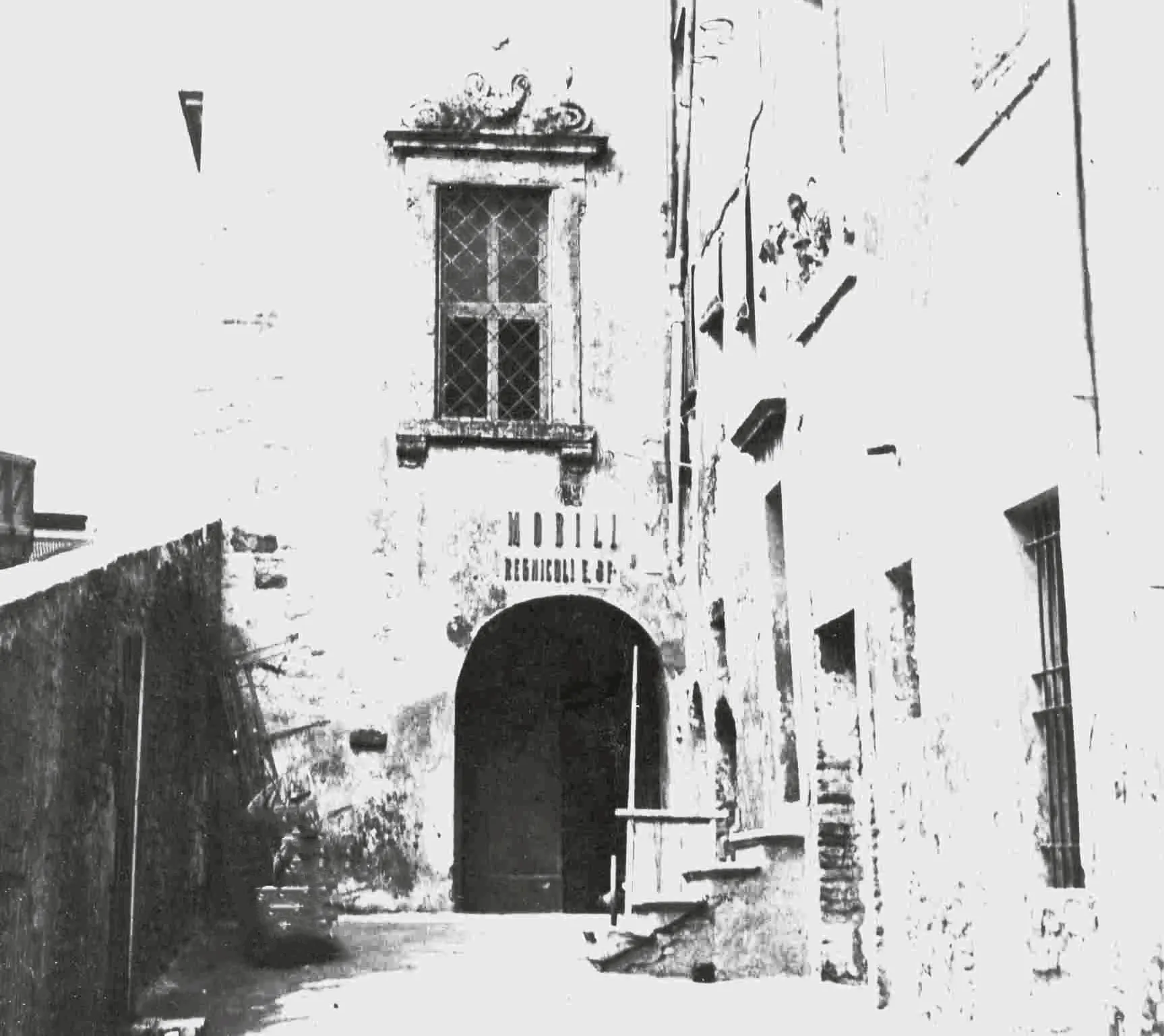 Il portone della bottega storica in Piazza Domenico Lupattelli, nel rione di Porta Sant’Angelo a Perugia