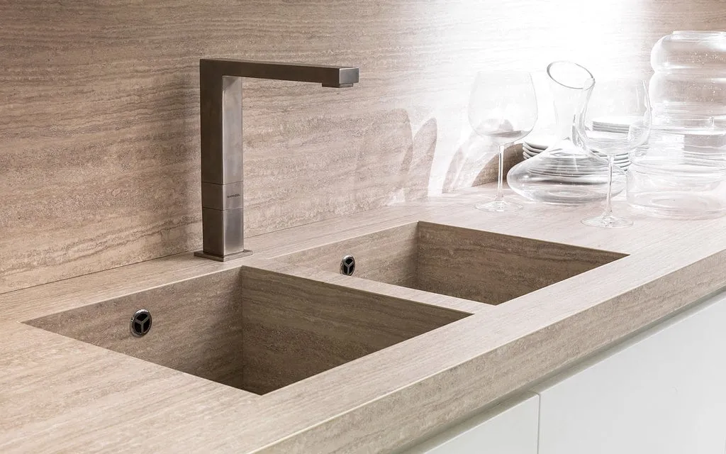 Top cucina in laminato con lavello sottopiano appena installato