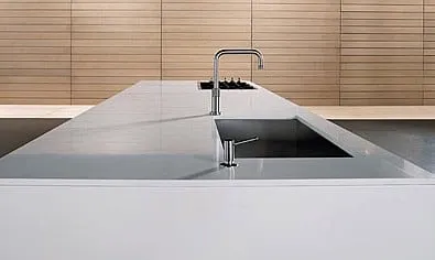 Top cucina in Okite bianco, con lavello integrato dello stesso materiale