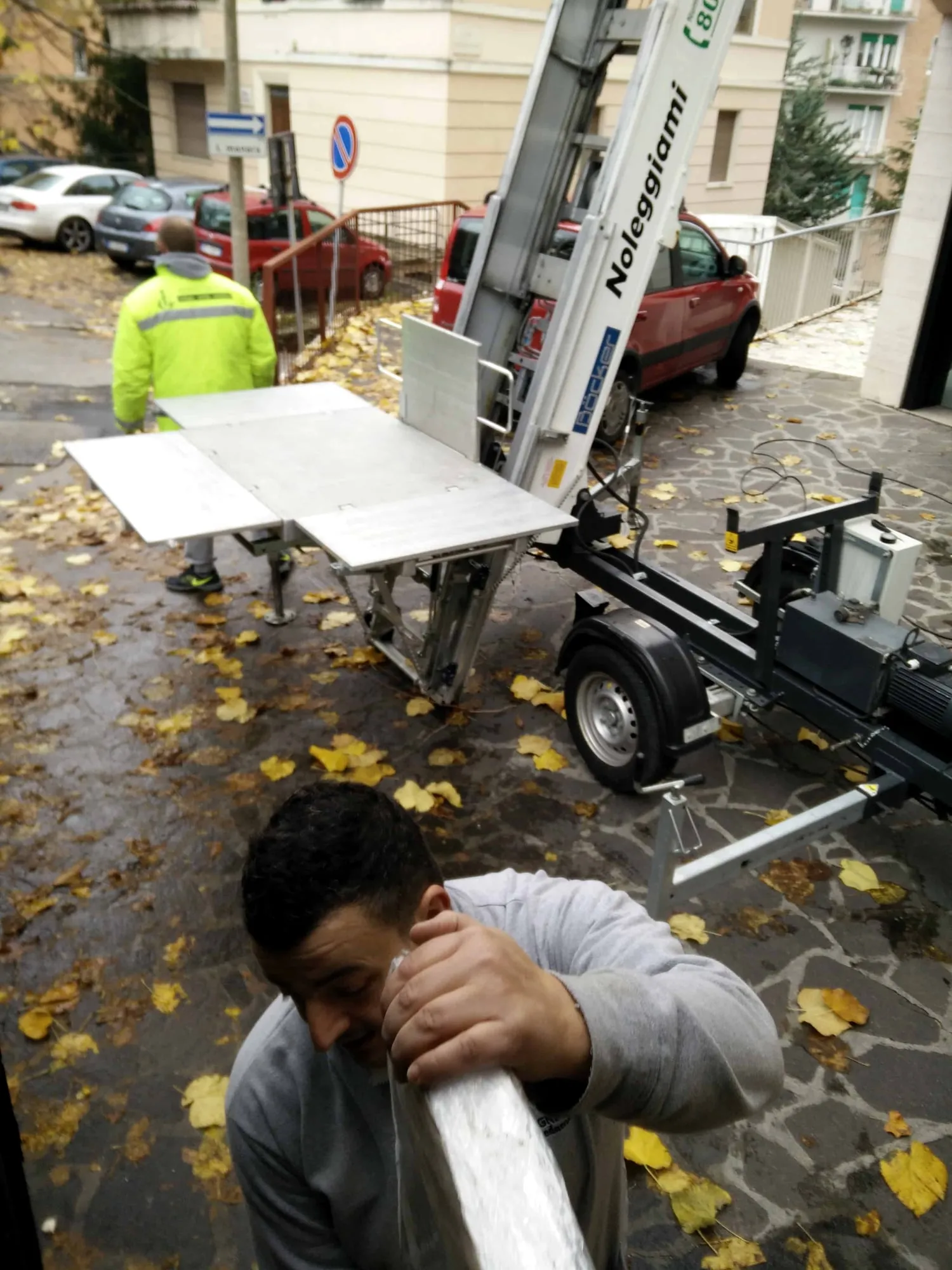 L’imballaggio di un mobile prima del trasporto