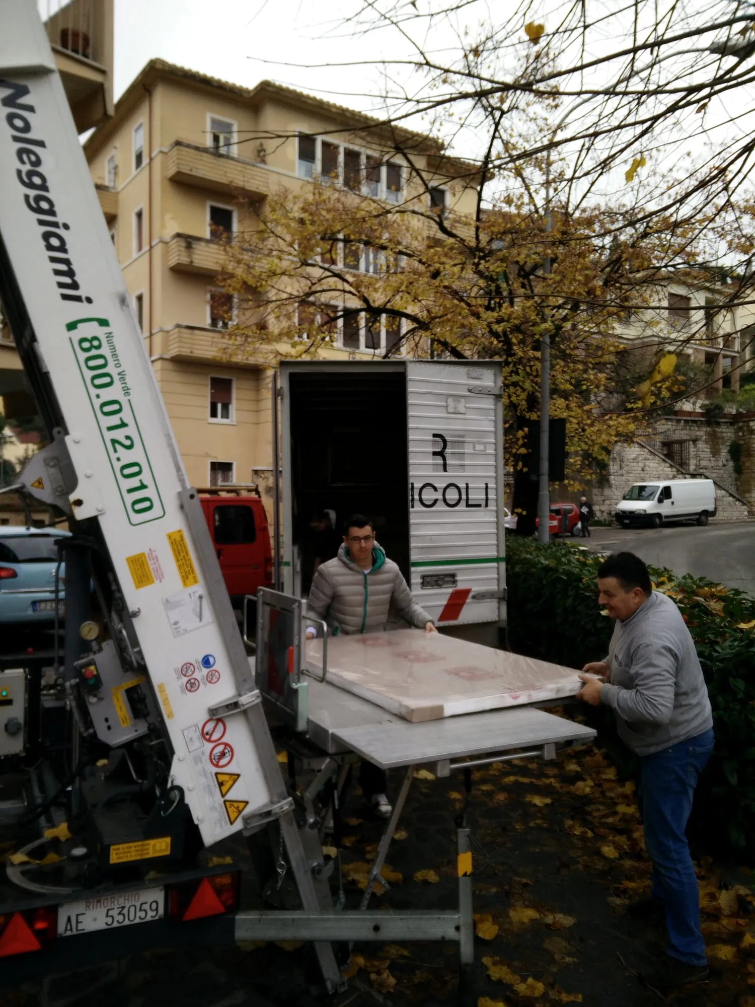 Un mobile portato al piano con la scala elevatrice, durante un trasloco a Perugia