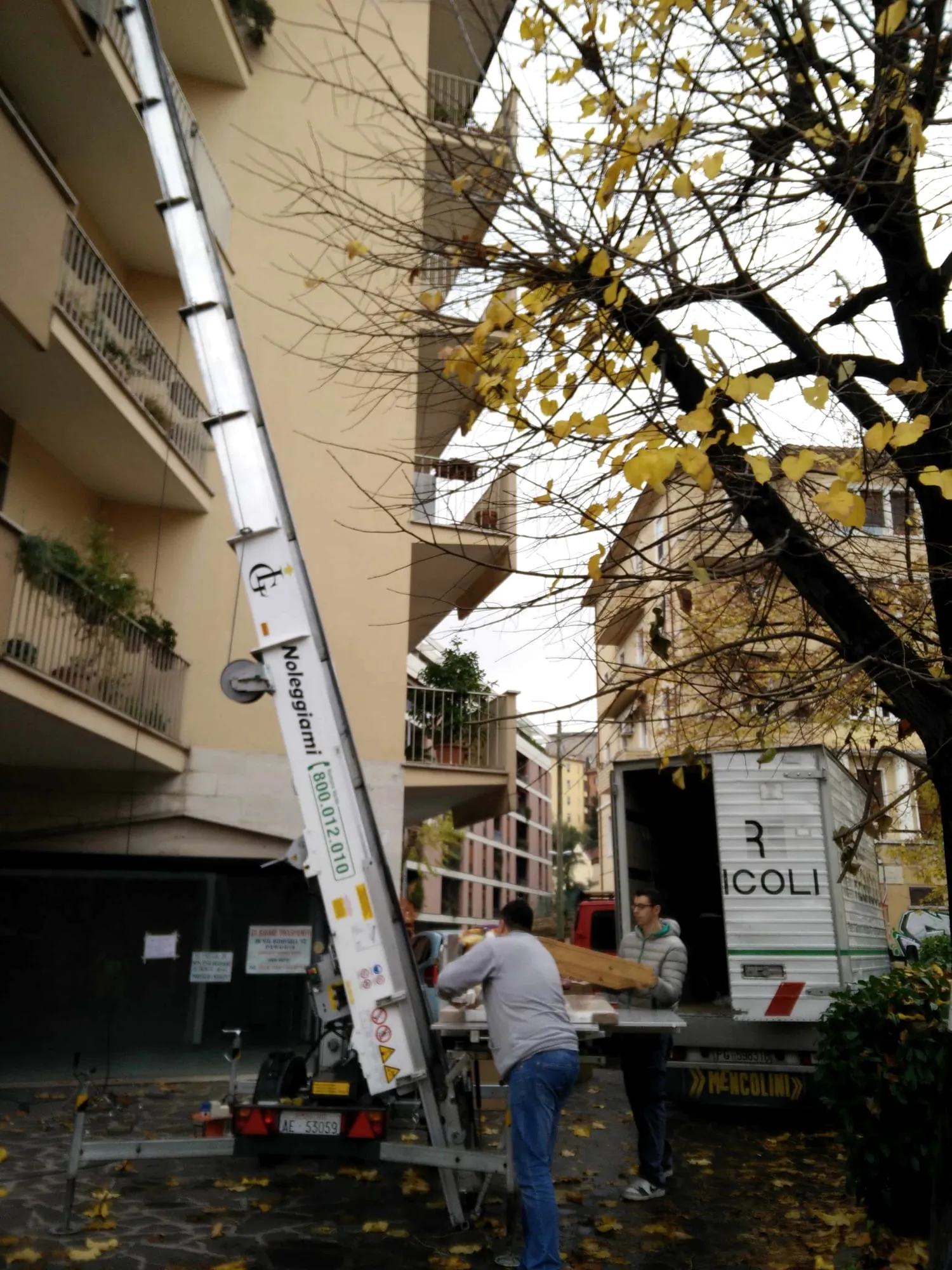La scala elevatrice appoggiata alla facciata durante un trasloco a Perugia