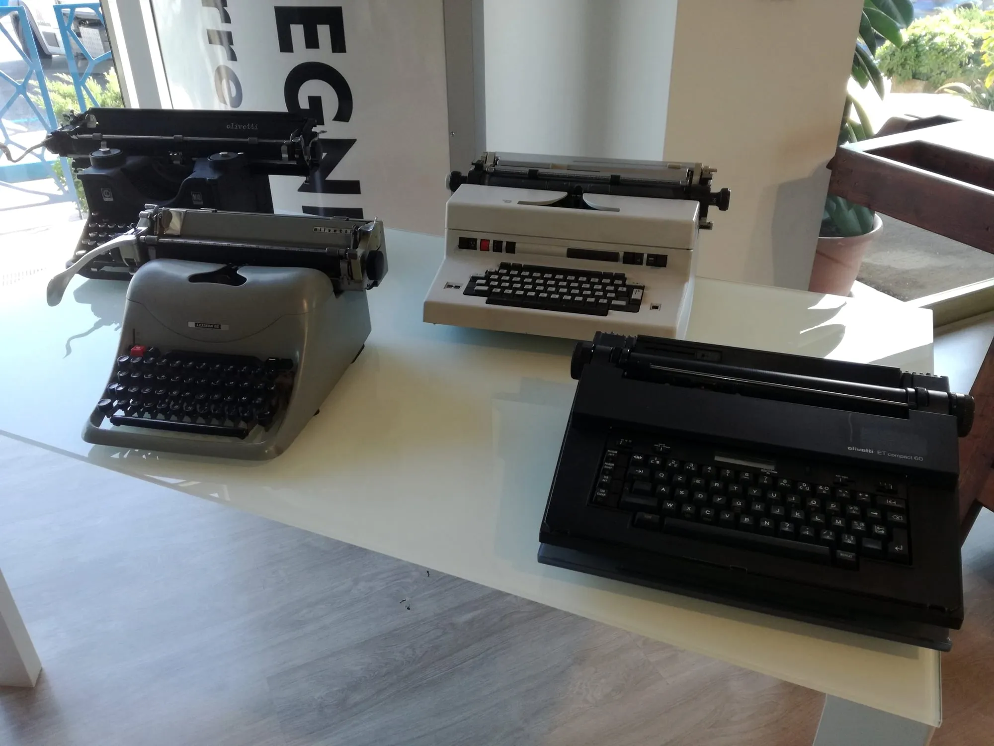 Le calcolatrici Olivetti Divisumma dell’ufficio contabilità, disegnate da Marcello Nizzoli