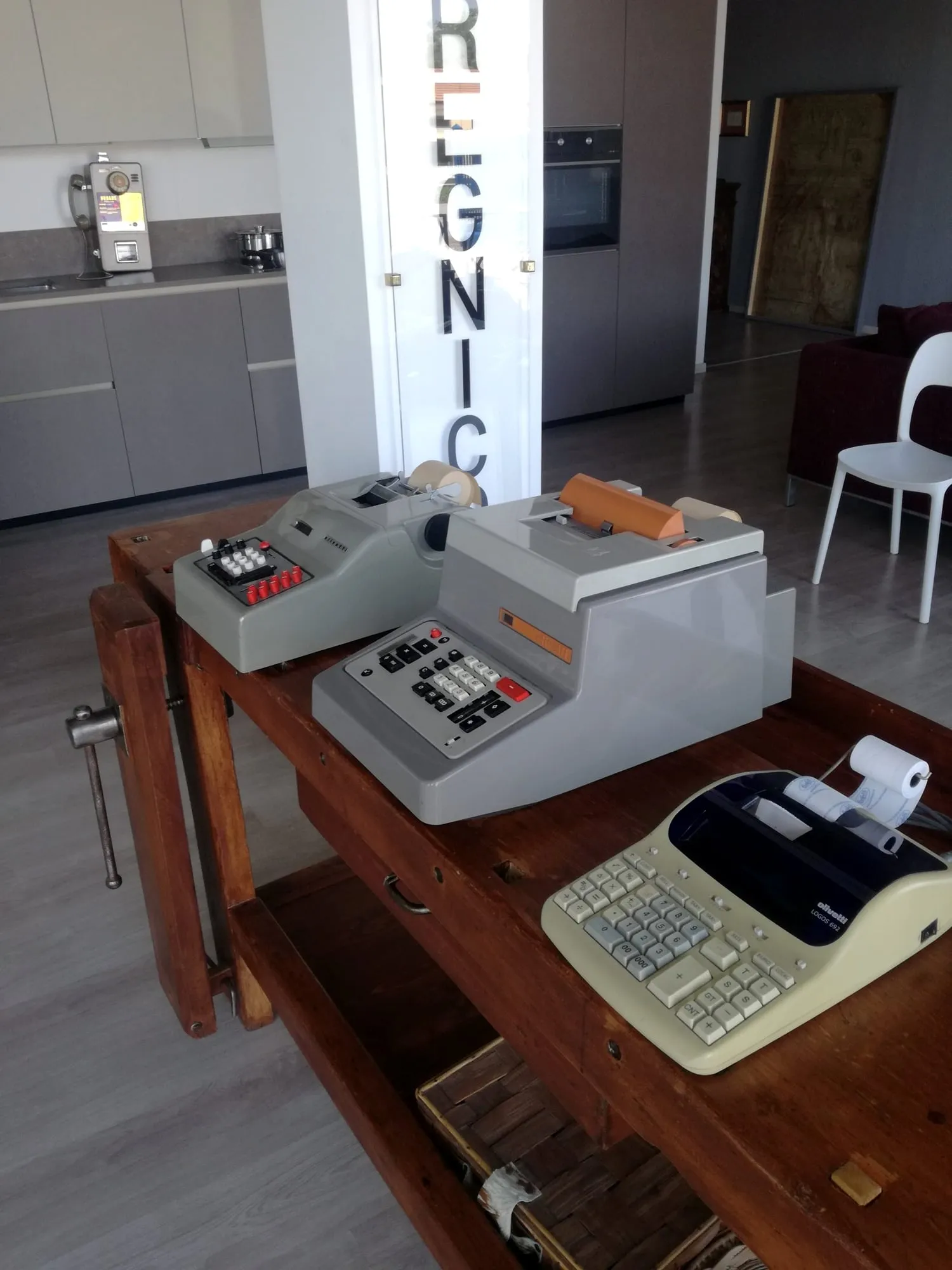 La scrivania dell’ufficio amministrativo con le macchine Olivetti storiche